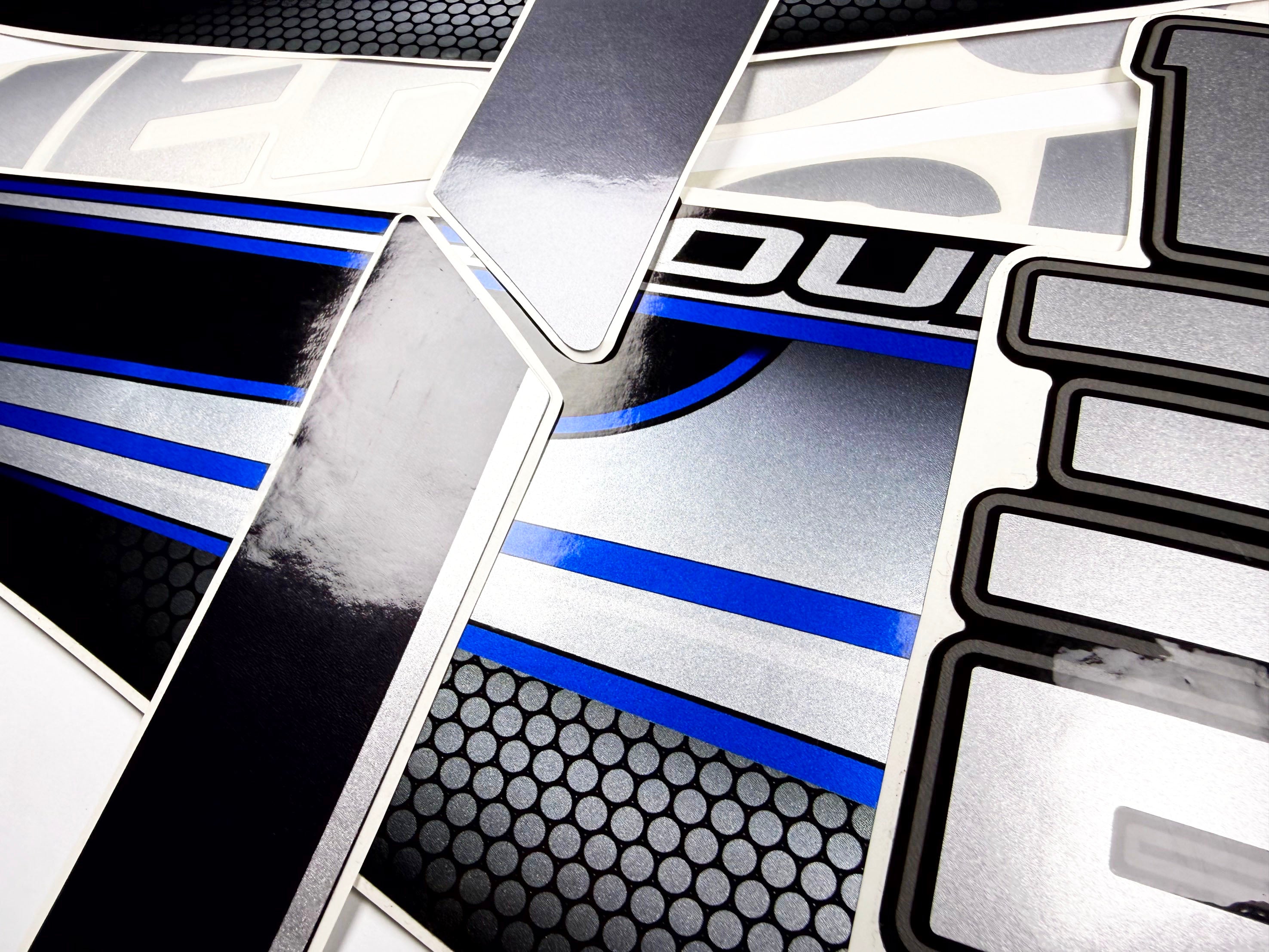 Vinyl graphic silver shimmer blue decals set suitable for Mercury 135 hp four stroke outboard engine. Vinyl silver shimmer stickers kit for Mercury 135 hp four stroke Handmade